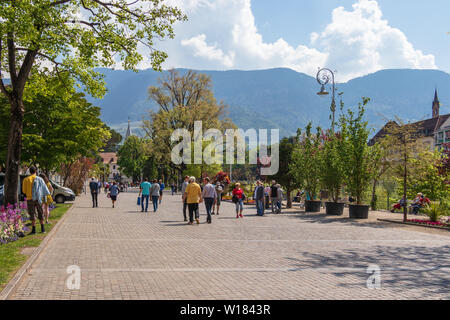 Straße Szenario auf Passanten Promenade in Meran mit vielen Fußgänger. Meran. Provinz Bozen, Südtirol, Italien. Europa. Stockfoto