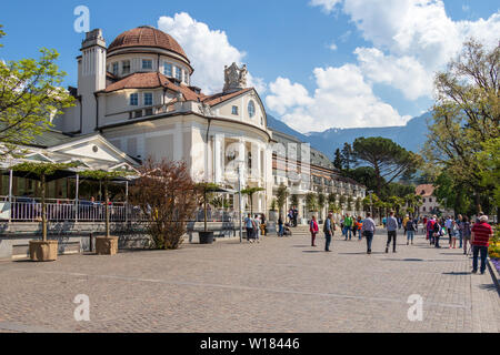 Straße Szenario der Passerpromenade mit Fassade des berühmten Gebäude, Kurhaus in Meran. Provinz Bozen, Südtirol, Italien. Europa. Stockfoto