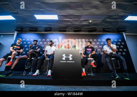 (Von rechts) NBA-Stars Dennis Smith jr. der New York Knicks, Stephen Curry der Golden State Warriors, Joel Embiid der Philadelphia 76ers, und Mohamed Bamba der Orlando Magic, eine Pressekonferenz für die 2019 Unter Rüstung Basketball Asien Tour in Shanghai, China, 29. Juni 2019 teilnehmen. Stockfoto