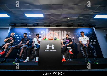 (Von rechts) NBA-Stars Dennis Smith jr. der New York Knicks, Stephen Curry der Golden State Warriors, Joel Embiid der Philadelphia 76ers, und Mohamed Bamba der Orlando Magic, eine Pressekonferenz für die 2019 Unter Rüstung Basketball Asien Tour in Shanghai, China, 29. Juni 2019 teilnehmen. Stockfoto