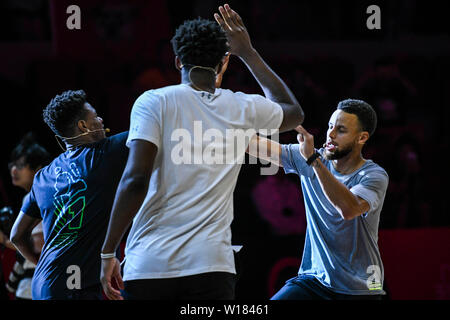 (Von rechts) NBA-Stars Stephen Curry der Golden State Warriors, Joel Embiid der Philadelphia 76ers, und Dennis Smith jr. der New York Knicks, nehmen an der 2019 unter Rüstung Basketball Asien Tour in Shanghai, China, 29. Juni 2019. Stockfoto