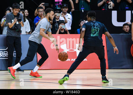 NBA-Stars Stephen Curry, Links, der Golden State Warriors, und Dennis Smith jr. der New York Knicks, nehmen an der 2019 unter Rüstung Basketball Asien Tour in Shanghai, China, 29. Juni 2019. Stockfoto