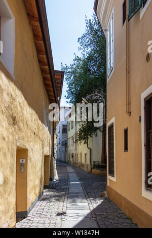 Typische kleine Gasse mit Fassaden im Bezirk der Stadt Meran. Provinz Bozen, Südtirol, Italien. Europa. Stockfoto