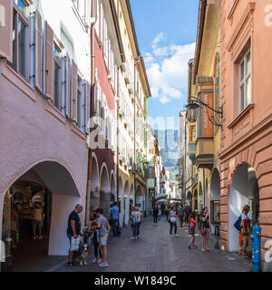 Straße Szenario der Laubengasse im Bezirk Meran mit vielen Fußgänger. Meran. Provinz Bozen, Südtirol, Italien. Europa. Stockfoto