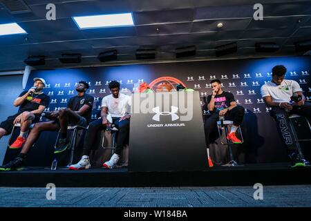 (Von rechts) NBA-Stars Dennis Smith jr. der New York Knicks, Stephen Curry der Golden State Warriors, Joel Embiid der Philadelphia 76ers, und Mohamed Bamba der Orlando Magic, eine Pressekonferenz für die 2019 Unter Rüstung Basketball Asien Tour in Shanghai, China, 29. Juni 2019 teilnehmen. Stockfoto