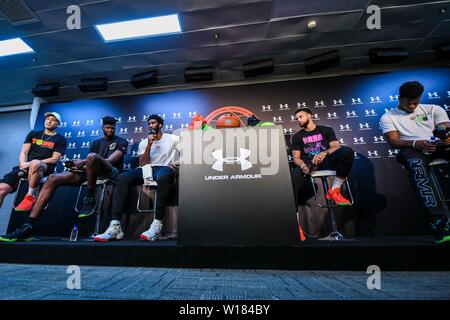 (Von rechts) NBA-Stars Dennis Smith jr. der New York Knicks, Stephen Curry der Golden State Warriors, Joel Embiid der Philadelphia 76ers, und Mohamed Bamba der Orlando Magic, eine Pressekonferenz für die 2019 Unter Rüstung Basketball Asien Tour in Shanghai, China, 29. Juni 2019 teilnehmen. Stockfoto