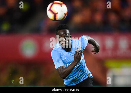 Ghanaischer Fußballspieler Emmanuel Okyere Boateng von Dalian Yifang dribbelt gegen Peking Renhe in der 15. Runde während der 2019 chinesischen Fußballverband Super League (CSL) in Peking, China, 29. Juni 2019. Dalian Yifang besiegt Peking Renhe 3-1. Stockfoto