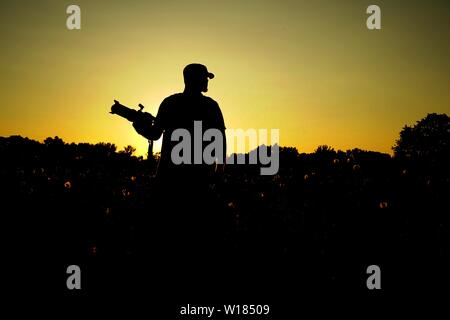 Silhouette der Fotograf auf der Suche nach Abenteuer. Einige Sache, die Sie nicht desribe, müssen Sie sie fühlen. Stockfoto