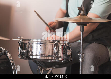 Live musik Hintergrund, Schlagzeuger spielt auf einer Snare Drum ein Becken, Nahaufnahme mit selektiver Weichzeichner Stockfoto