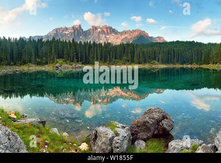 See mit Berg Waldlandschaft, Lago di Carezza Stockfoto