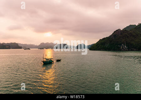 Angeln Boot während des Sonnenuntergangs in der Halong Bucht (Vietnam) Stockfoto