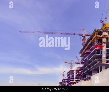 Dubai, VEREINIGTE ARABISCHE EMIRATE Dezember 25/2018 Baustelle auf blauem Hintergrund. Die Skyline der Stadt. Urbane Stadtbild. Gebäude machineryon Himmel blauer Hintergrund Stockfoto