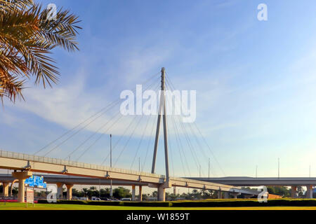 Dubai, VEREINIGTE ARABISCHE EMIRATE Dezember 25/2018 Moderne Brücke. Vereinigte Arabische Emirate. Dubai Sonnenuntergang Hintergrund. Stockfoto