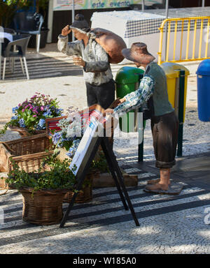 Traditionell Mann und Frau drücken Weidenkörbe gekleidet. Street Art, Werbung, in der Altstadt von Funchal, Madeira, Portugal, Europäische Union Stockfoto