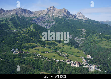 LUFTAUFNAHME. Skigebiet Le Sauze im Sommer wird es vom Gipfel "Chapeau du Gendarme" (2682 Meter) dominiert. Enchastrayes, Ubaye Valley, Frankreich. Stockfoto