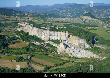 LUFTAUFNAHME. Mittelalterliche Festung auf einer isolierten mesa. San Leo, Provinz Rimini, Emilia-Romagna, Italien. Stockfoto