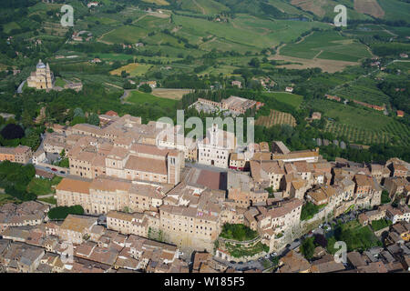 LUFTAUFNAHME. Mittelalterliche Stadt auf einem Hügel, die das Ackerland des Val di Chiana und die Kirche San Biagio beherrscht. Montepulciano, Provinz Siena, Toskana, Italien. Stockfoto