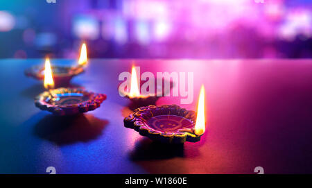 Happy Diwali - Bunt Ton diya Lampen leuchten bei diwali Feier Stockfoto