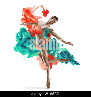 Abstrakte kreative Collage von Farbe Auflösen in Wasser auf weißem Hintergrund gebildet. Kombination aus hellen Farben. Junge Tänzerin in Wolken von Rauch oder löst sich auf. Anmutig, Flexibilität und Eleganz. Stockfoto