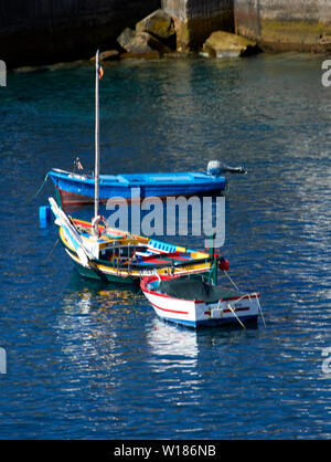 Bunte kleine Boote in Câmara de Lobos, Funchal, Madeira, Portugal, Europäische Union Stockfoto