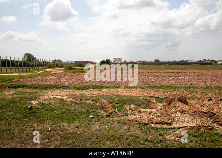 Aa brache Reisfeld während der trockenen Jahreszeit ist ein Teil der ländlichen Landschaft am Stadtrand von Siem Reap, Kambodscha. Stockfoto