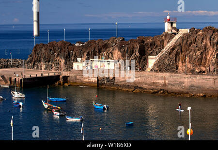 Bunte kleine Boote in Câmara de Lobos, Funchal, Madeira, Portugal, Europäische Union Stockfoto