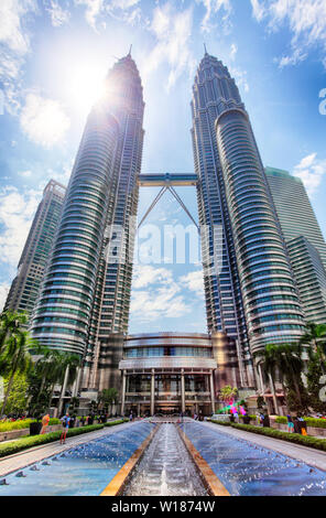 KUALA LUMPUR, MALAYSIA - Fasnacht 5: Petronas Towers am 5. Februar 2016 in Kuala Lumpur, Malaysia.Petronas Türmen ist das höchste Gebäude der Welt Stockfoto