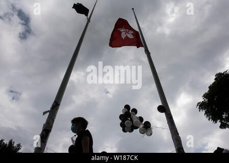 Hongkong, China. 01. Juli, 2019. Eine schwarze Hong Kong Flagge, als die Demonstranten mit der Chinesischen Flagge, das normalerweise ist neben einem Hong Kong Flagge ersetzt. Tausende von Demonstranten gegen die Regierung stellte weg mit Bereitschaftspolizei und Straßen rund um die Regierung von Hongkong Komplexe in der 22. Jahrestag der Rückkehr Hongkongs unter chinesische Herrschaft besetzen. Credit: SOPA Images Limited/Alamy leben Nachrichten Stockfoto