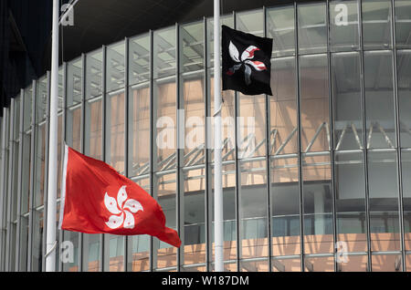 Hongkong, China. 01. Juli, 2019. Eine schwarze Hong Kong Flagge, als die Demonstranten mit der Chinesischen Flagge, das normalerweise ist neben einem Hong Kong Flagge ersetzt. Tausende von Demonstranten gegen die Regierung stellte weg mit Bereitschaftspolizei und Straßen rund um die Regierung von Hongkong Komplexe in der 22. Jahrestag der Rückkehr Hongkongs unter chinesische Herrschaft besetzen. Credit: SOPA Images Limited/Alamy leben Nachrichten Stockfoto