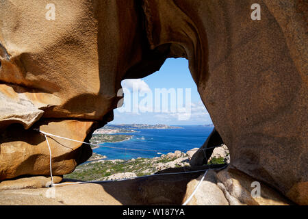 Blick auf Palau aus dem Felsen des Bären (Bärenfels) am Capo d'Orso, Palau, Olbia-Tempio, Sardinien Italien Stockfoto