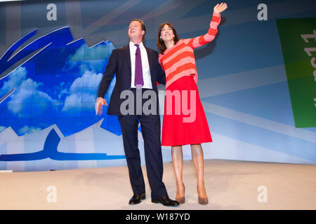 Der britische Premierminister David Cameron mit Frau Samantha auf der Bühne auf dem Parteitag der Konservativen Partei 2011. UK. 05. Oktober 2011. Stockfoto