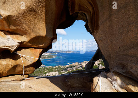 Blick auf Palau aus dem Felsen des Bären (Bärenfels) am Capo d'Orso, Palau, Olbia-Tempio, Sardinien Italien Stockfoto