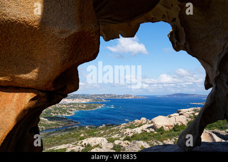 Blick auf Palau aus dem Felsen des Bären (Bärenfels) am Capo d'Orso, Palau, Olbia-Tempio, Sardinien Italien Stockfoto