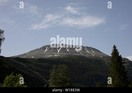 Gaustatoppen, dem berühmten Berg in der Nähe von Rjukan, Norwegen, im Sommer. Stockfoto