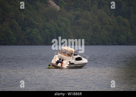 Fort Augustus, UK, 29. Juni 2019. Passagiere auf einem Cruiser von Rnli lifeboat und Küstenwache am Samstag Abend gerettet werden, als ihr Boot lief auf Loch Ness. Die 4-Personen Schiff, von Caley Cruisers betrieben, wurde 'hart geerdet", so ein Mitglied der Küstenwache Team. Alle Passagiere wurden gerettet und bis Fort Augustus, wo die Küstenwache versuchte, Unterkunft für Sie zu finden. Direktor von Caley Cruisers, Audrey Hogan, der am Tatort war, sagte: "Die Fahrgäste nie in der Position gewesen sein sollte." Quelle: Andrew Smith Stockfoto