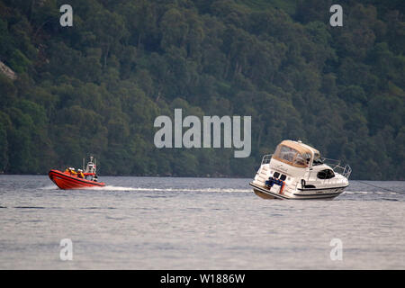 Fort Augustus, UK, 29. Juni 2019. Passagiere auf einem Cruiser von Rnli lifeboat und Küstenwache am Samstag Abend gerettet werden, als ihr Boot lief auf Loch Ness. Die 4-Personen Schiff, von Caley Cruisers betrieben, wurde 'hart geerdet", so ein Mitglied der Küstenwache Team. Alle Passagiere wurden gerettet und bis Fort Augustus, wo die Küstenwache versuchte, Unterkunft für Sie zu finden. Direktor von Caley Cruisers, Audrey Hogan, der am Tatort war, sagte: "Die Fahrgäste nie in der Position gewesen sein sollte." Quelle: Andrew Smith Stockfoto