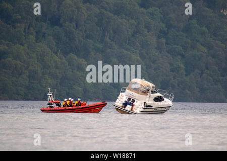 Fort Augustus, UK, 29. Juni 2019. Passagiere auf einem Cruiser von Rnli lifeboat und Küstenwache am Samstag Abend gerettet werden, als ihr Boot lief auf Loch Ness. Die 4-Personen Schiff, von Caley Cruisers betrieben, wurde 'hart geerdet", so ein Mitglied der Küstenwache Team. Alle Passagiere wurden gerettet und bis Fort Augustus, wo die Küstenwache versuchte, Unterkunft für Sie zu finden. Direktor von Caley Cruisers, Audrey Hogan, der am Tatort war, sagte: "Die Fahrgäste nie in der Position gewesen sein sollte." Quelle: Andrew Smith Stockfoto