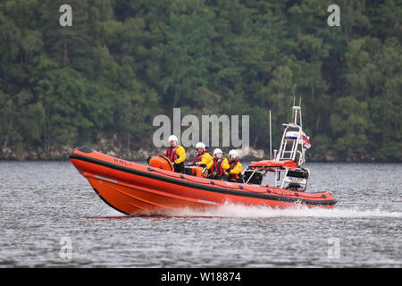 Fort Augustus, UK, 29. Juni 2019. Passagiere auf einem Cruiser von Rnli lifeboat und Küstenwache am Samstag Abend gerettet werden, als ihr Boot lief auf Loch Ness. Die 4-Personen Schiff, von Caley Cruisers betrieben, wurde 'hart geerdet", so ein Mitglied der Küstenwache Team. Alle Passagiere wurden gerettet und bis Fort Augustus, wo die Küstenwache versuchte, Unterkunft für Sie zu finden. Direktor von Caley Cruisers, Audrey Hogan, der am Tatort war, sagte: "Die Fahrgäste nie in der Position gewesen sein sollte." Quelle: Andrew Smith Stockfoto