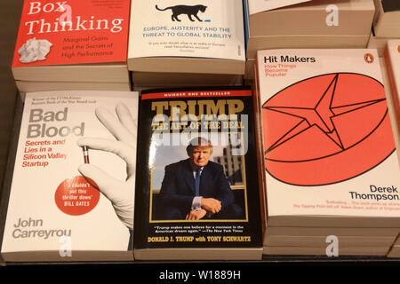 Trump die Kunst des Abkommens auf Verkauf in Waterstones Warwick, Großbritannien, am 25. Juni 2019. Stockfoto