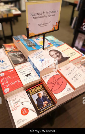 Trump die Kunst des Abkommens auf Verkauf in Waterstones Warwick, Großbritannien, am 25. Juni 2019. Stockfoto