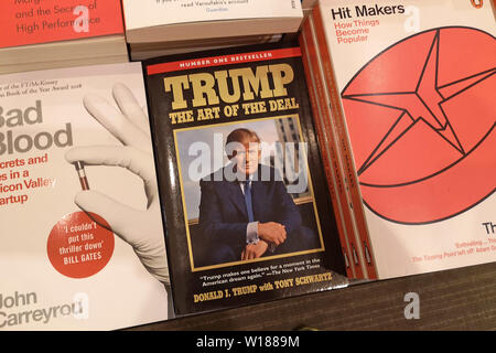 Trump die Kunst des Abkommens auf Verkauf in Waterstones Warwick, Großbritannien, am 25. Juni 2019. Stockfoto