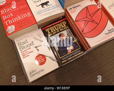 Trump die Kunst des Abkommens auf Verkauf in Waterstones Warwick, Großbritannien, am 25. Juni 2019. Stockfoto