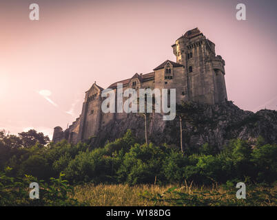 Foto der mittelalterlichen Burg in Österreich Burg Lichtenstein im Sommer Stockfoto