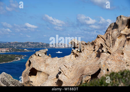 Blick auf Palau aus dem Felsen des Bären (Bärenfels) am Capo d'Orso, Palau, Olbia-Tempio, Sardinien Italien Stockfoto