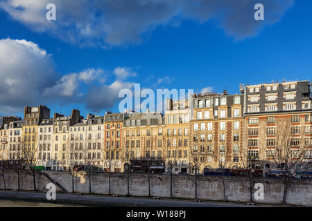 Klassische Architektur von Paris, Frankreich. Eine Reihe von Reihenhäusern entlang der Ufer der Seine während der Goldenen Stunde. Frühen abend Sonnenlicht. Stockfoto