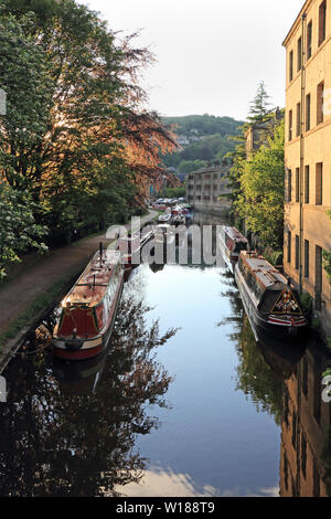 Schmale Boote am Rochdale Kanal festgemacht, Hebden Bridge, im Abendlicht Stockfoto