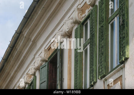 SIBIU, Rumänien - 13. März 2010: Detail der Fenster der alten Brukenthal Freck Palace in Rumänien. Stockfoto