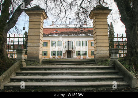 SIBIU, Rumänien - 13. März 2010: Altes Schloss Brukenthal Freck in Rumänien. Stockfoto