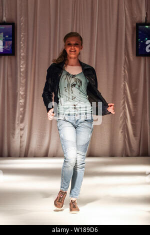 Bukarest, Rumänien - 4. März 2010: Frau zu Fuß auf der Bühne fashion show an Adrian Mutu Präsentation. Stockfoto