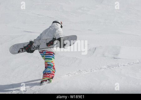 SIBIU, Rumänien - 13. März 2010: Männlichen snowboarder sein Brett wandern im Fagaras Gebirge Stockfoto